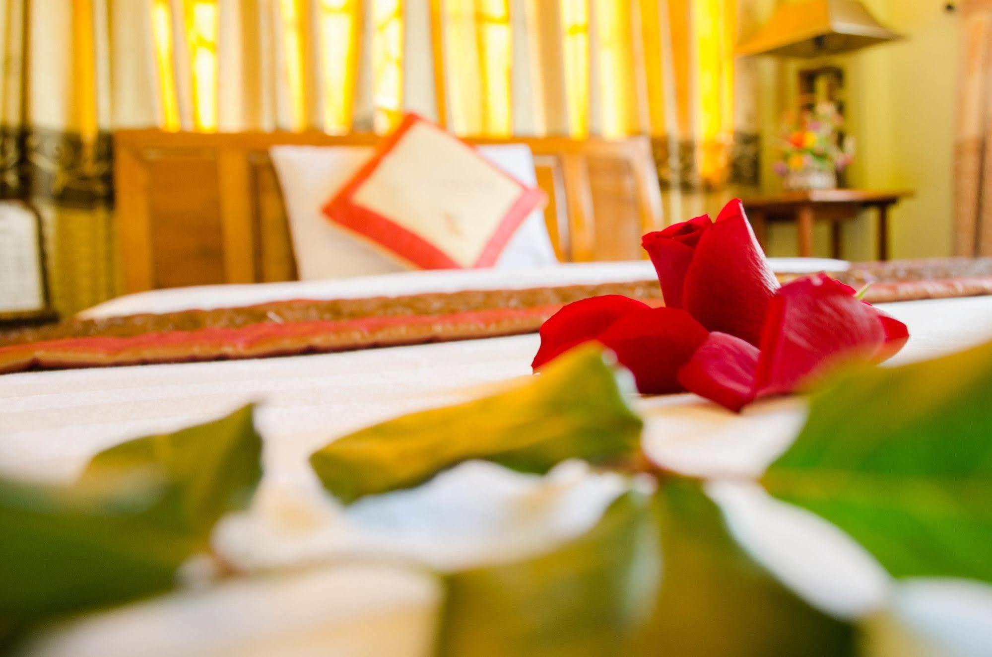 Nhu Phu Hotel Hue Esterno foto